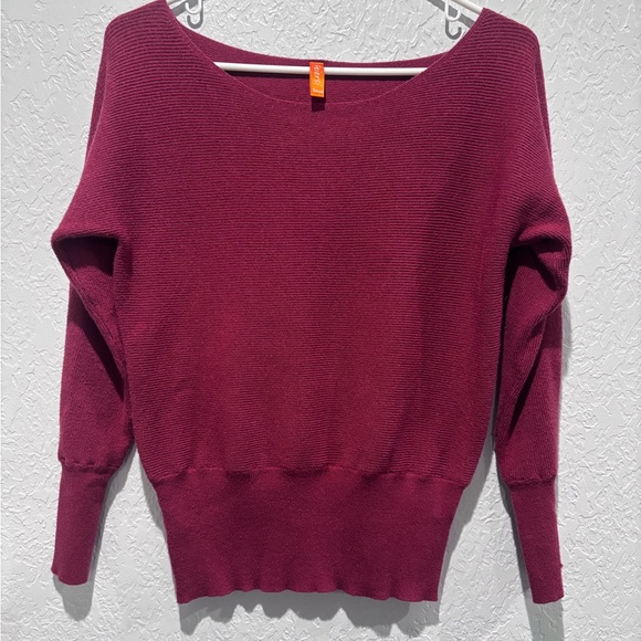 feiersi Sweaters - Elegant Women's Scoop Neck Sweater in Deep Purple
